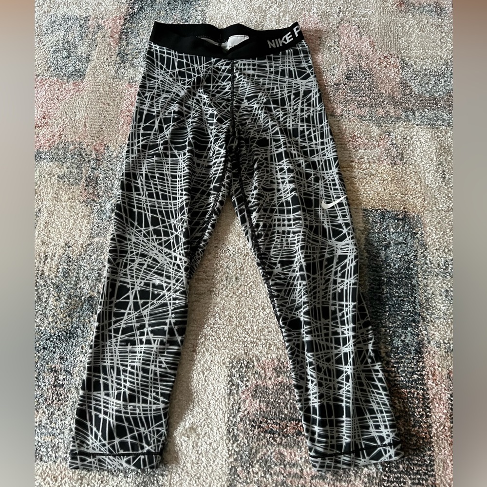 Nike pro cropped length athletic leggings